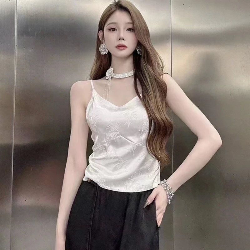 Nowa chińska satynowa bluzka na ramiączkach z haftem, damska, do noszenia pod ubraniem, letnia, modna, wyszczuplająca koszulka bez rękawów.