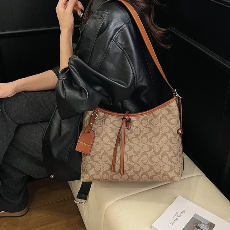 حقيبة كروس نسائية عصرية مصنوعة من الجلد المنقوش مع مظهر يومي أنيق مستوحى من باريس #2