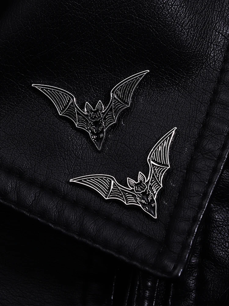 2 Stück Fledermaus Emaille Pins Gothic Punk Hexe Halloween Brosche Kragen Abzeichen Schwarz Gruseliger Schmuck Geschenk für Freunde