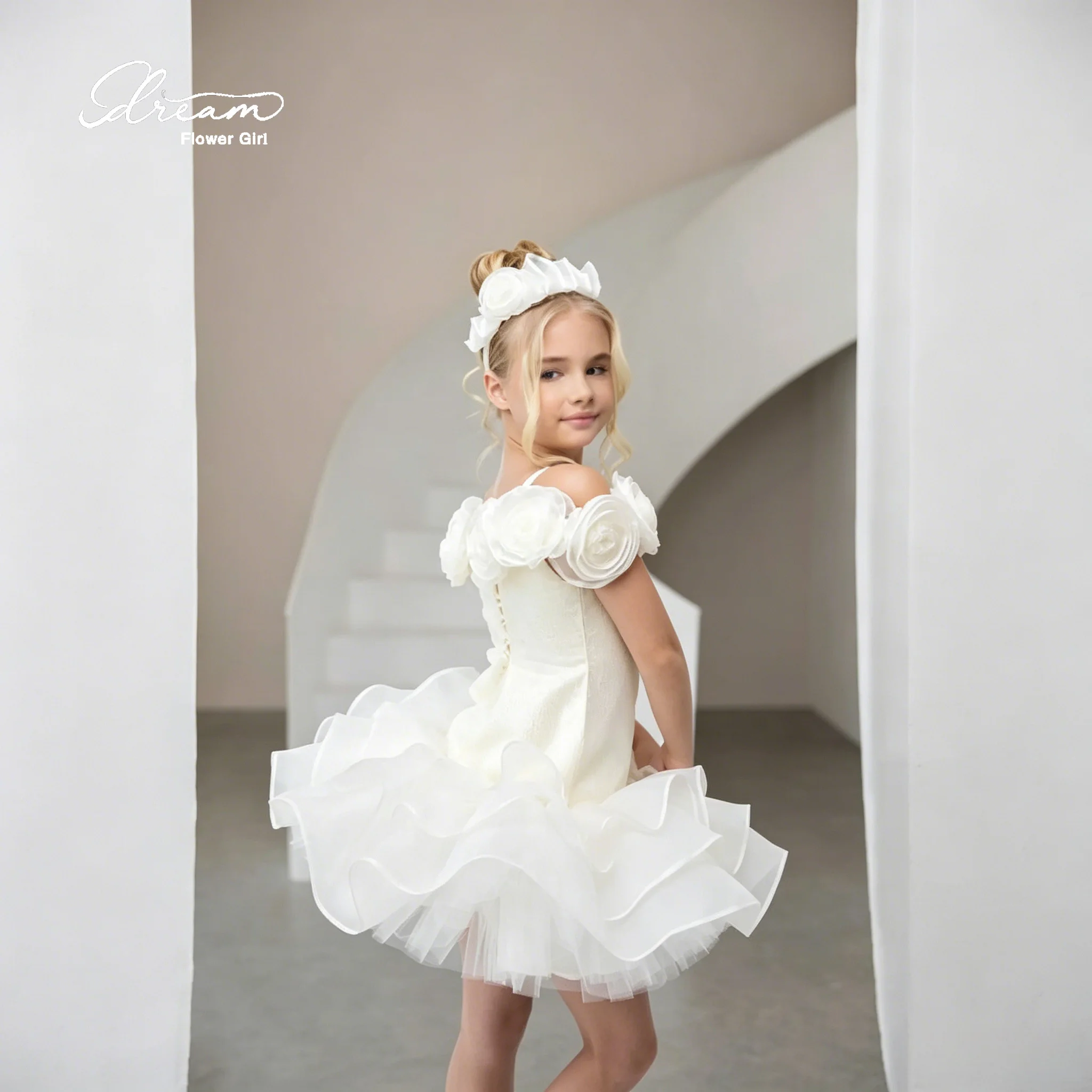 Fashionable flower girl halter and knee-length puff skirt party evening dress, decorated with three-dimensional floral appliques