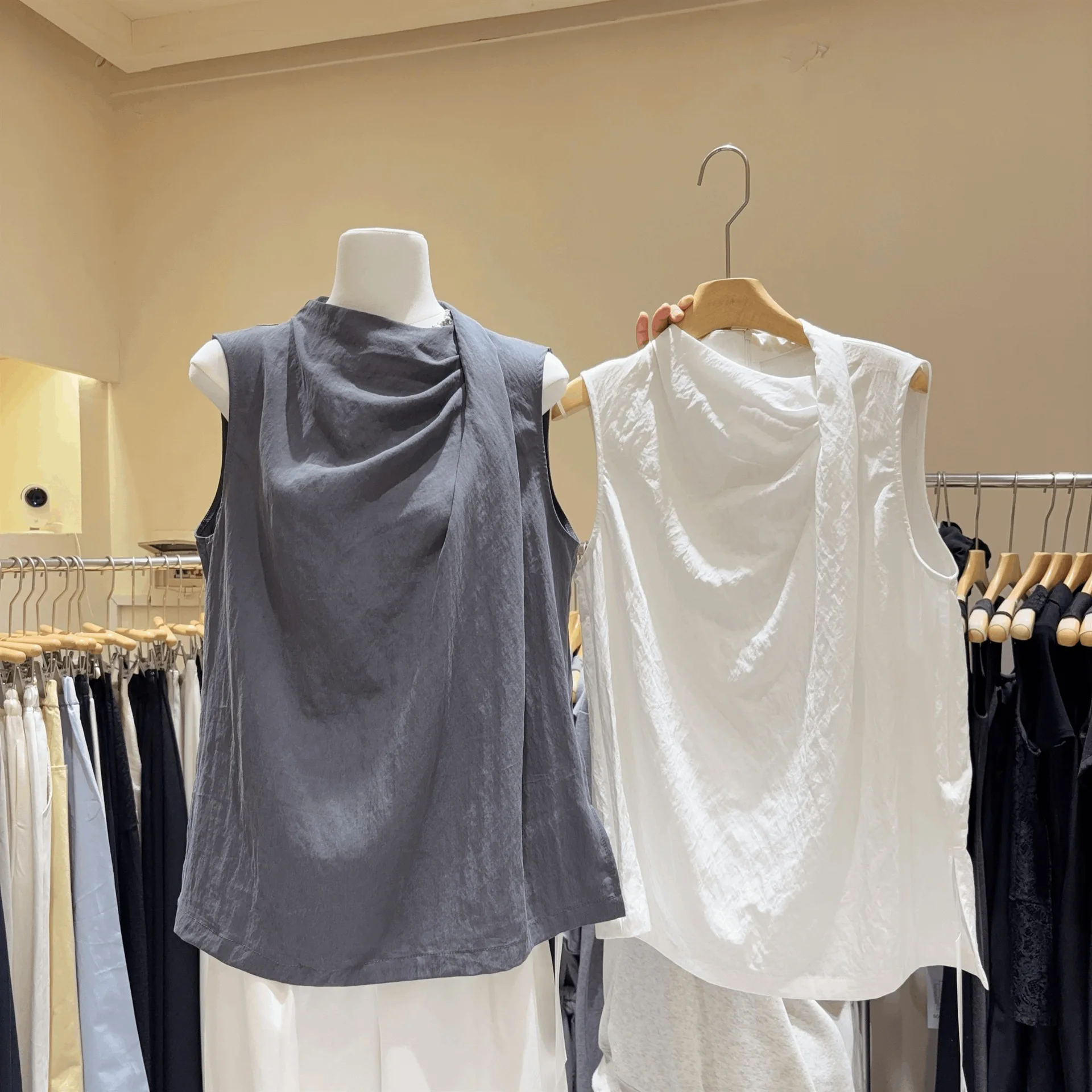 

2026 New Summer Women's White Stylish Loose Casual Crew Neck Sleeveless Shirt Versatile Trendy Vest Doll Blouse Fashion Top