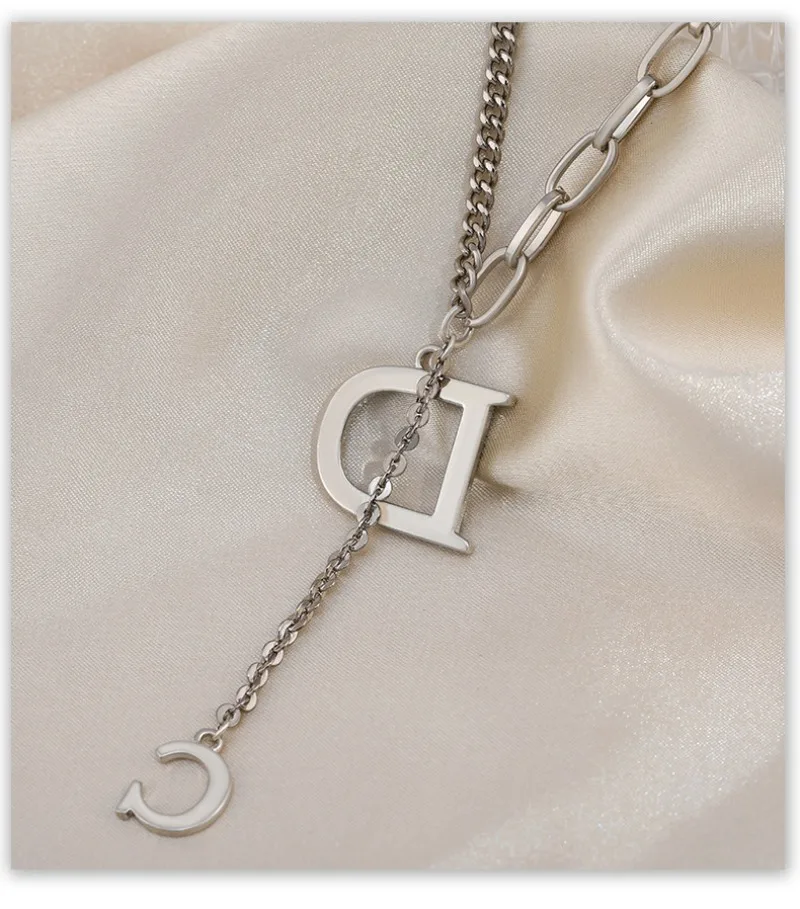 

A multi-functional D-letter fringed women's necklace, collarbone chain and sweater chain