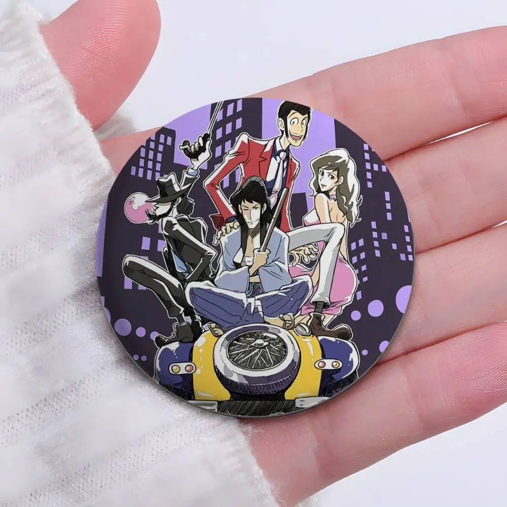 A-Arsene Lupin الشارات الثالثة شارة مستديرة رائعة دبابيس دبابيس الإبداعية للملابس قبعة ظهره هدية اكسسوارات