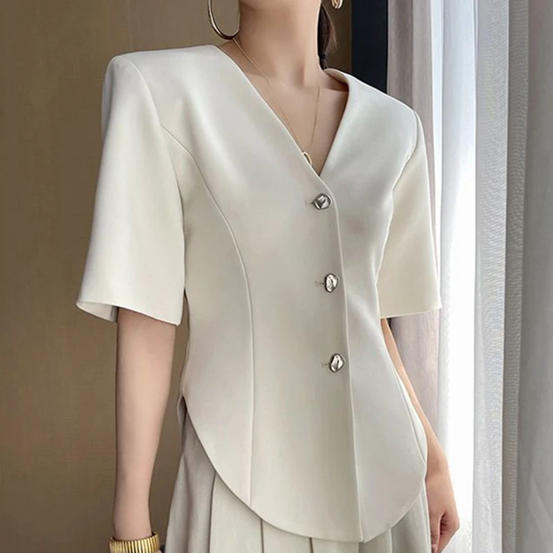 White short sleeved suit for women in summer 2024, with a sense of design and a trend of niche outerwear tops