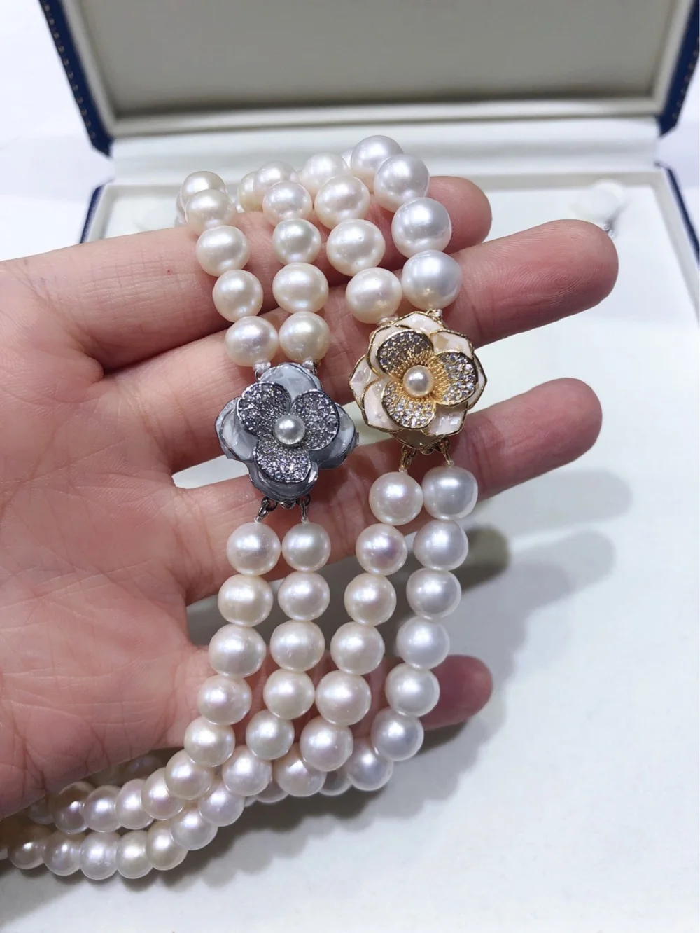 

Brand new AAAA 8-9mm natural Japanese round pearl necklace, 18k copper gold-plated luxurious flower button