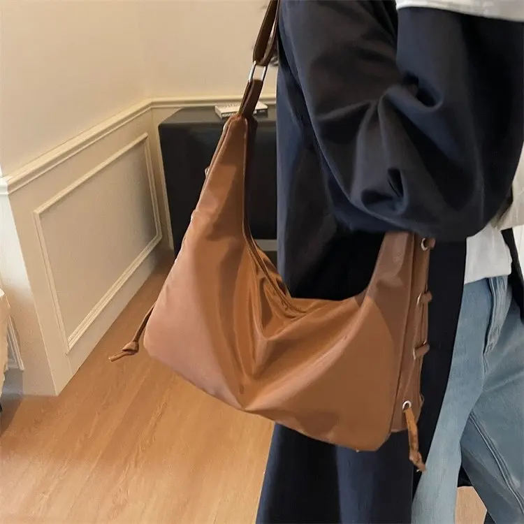 

2025 New 2495 Fashion Versatile Simple Niche Messenger Bag High Sense Trend Light Luxury Commuter Bag Shoulder
