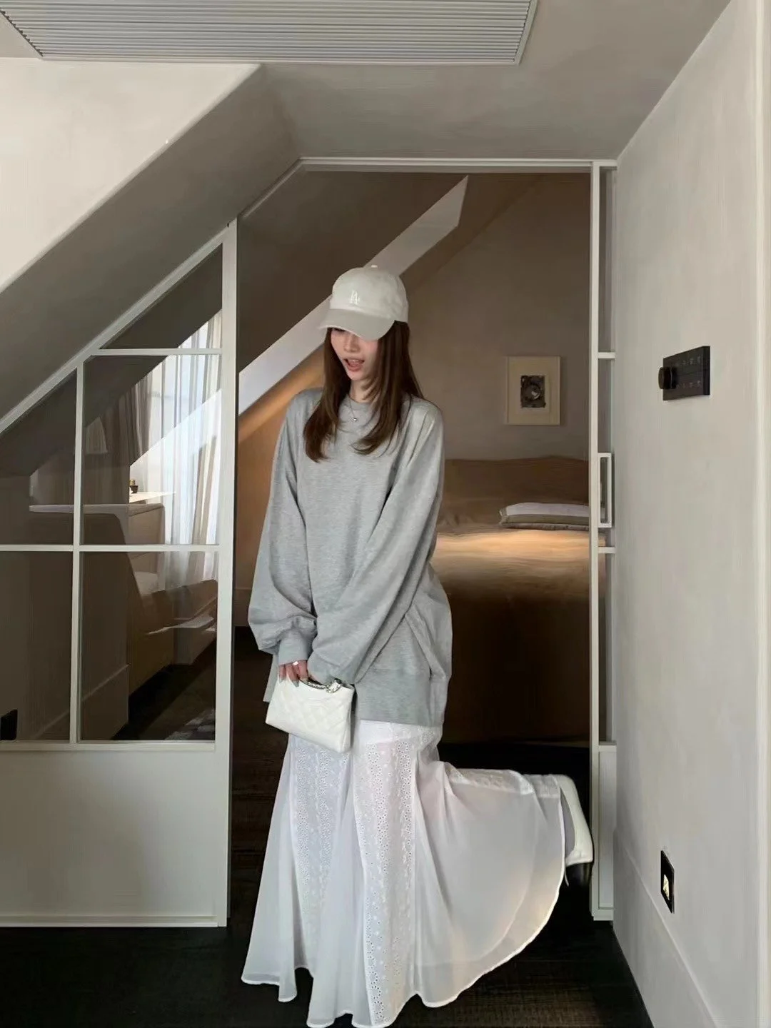 

Белая кружевная юбка с вставками, весна-лето, на эластичной талии, стройнящая, струящаяся, длинная, в стиле феи, женская, с вышивкой, H-образного силуэта