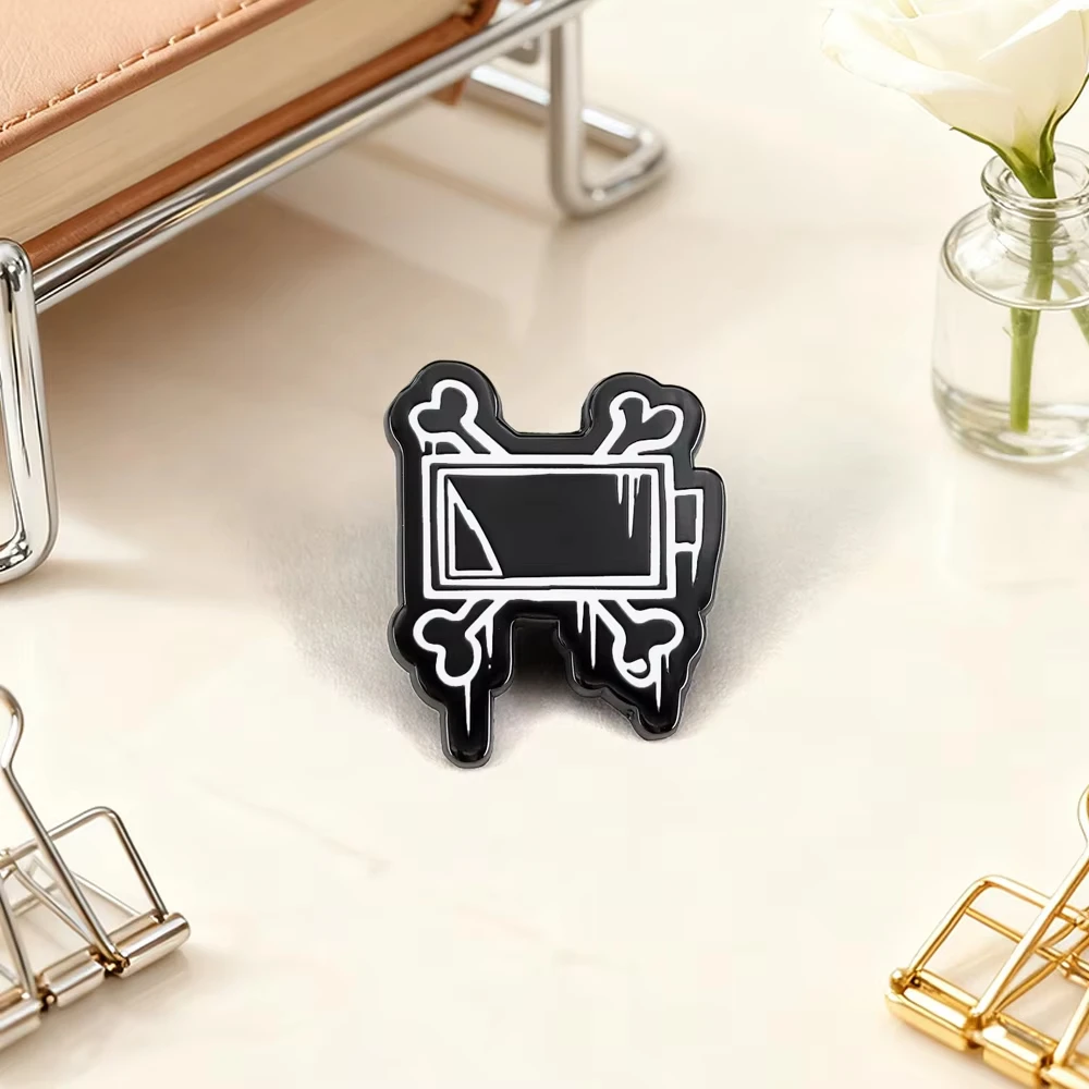 Broche de esmalte con logo de Murder Drones Disassembly Drones, diseño de batería y huesos entrelazados, insignia decorativa clásica de anime, regalo.