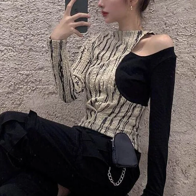 

Spring Autumn New Round Neck Fashion Long Sleeve T-shirt Women Hollow Out Patchwork Fake Two Pieces Pullovers Printing Slim Tops