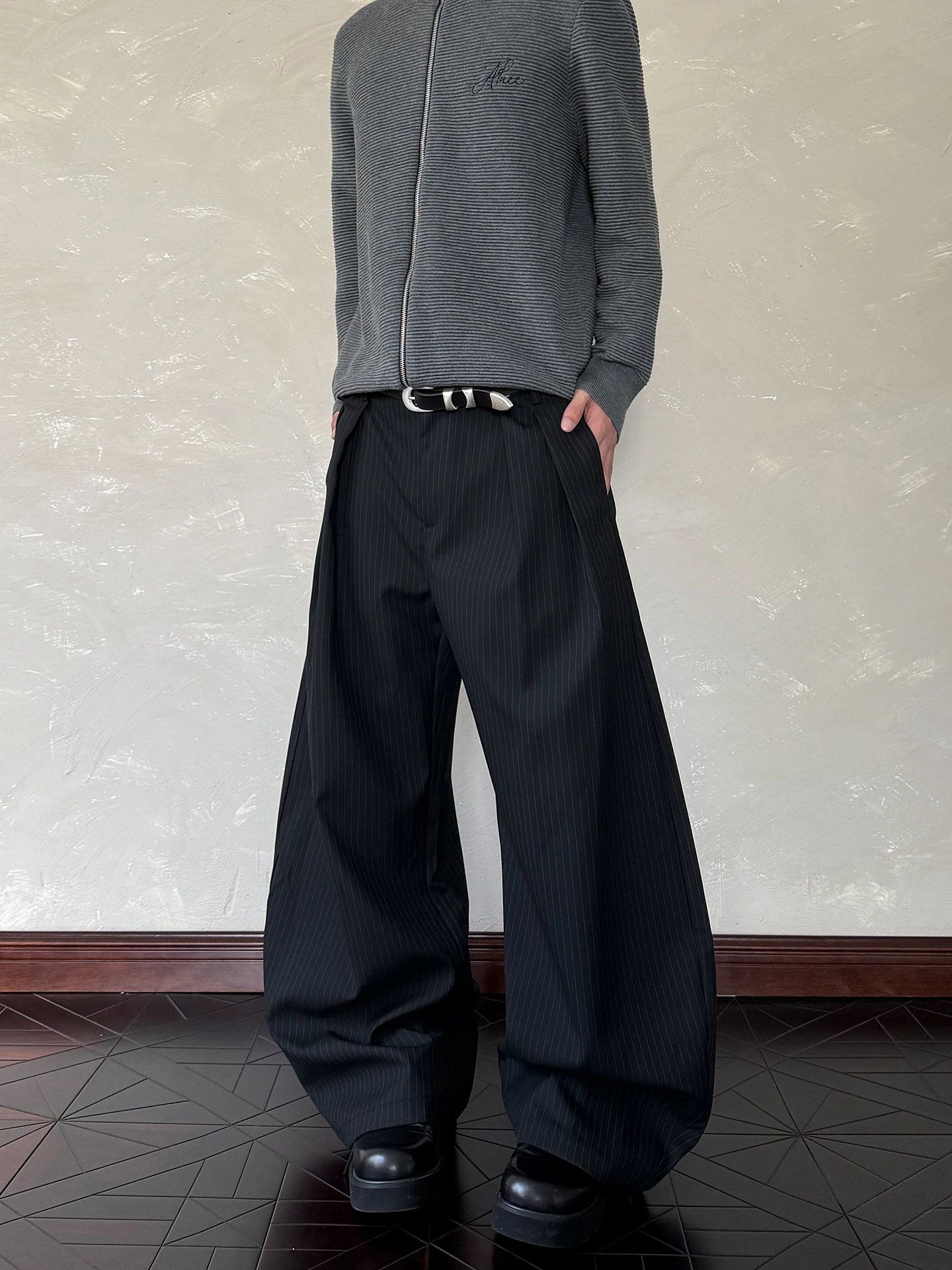 

a PUEE American Retro Pleated Stripe Knife West Pants Men Women Cleanfit Silhouette Loose Straight Casual Pants