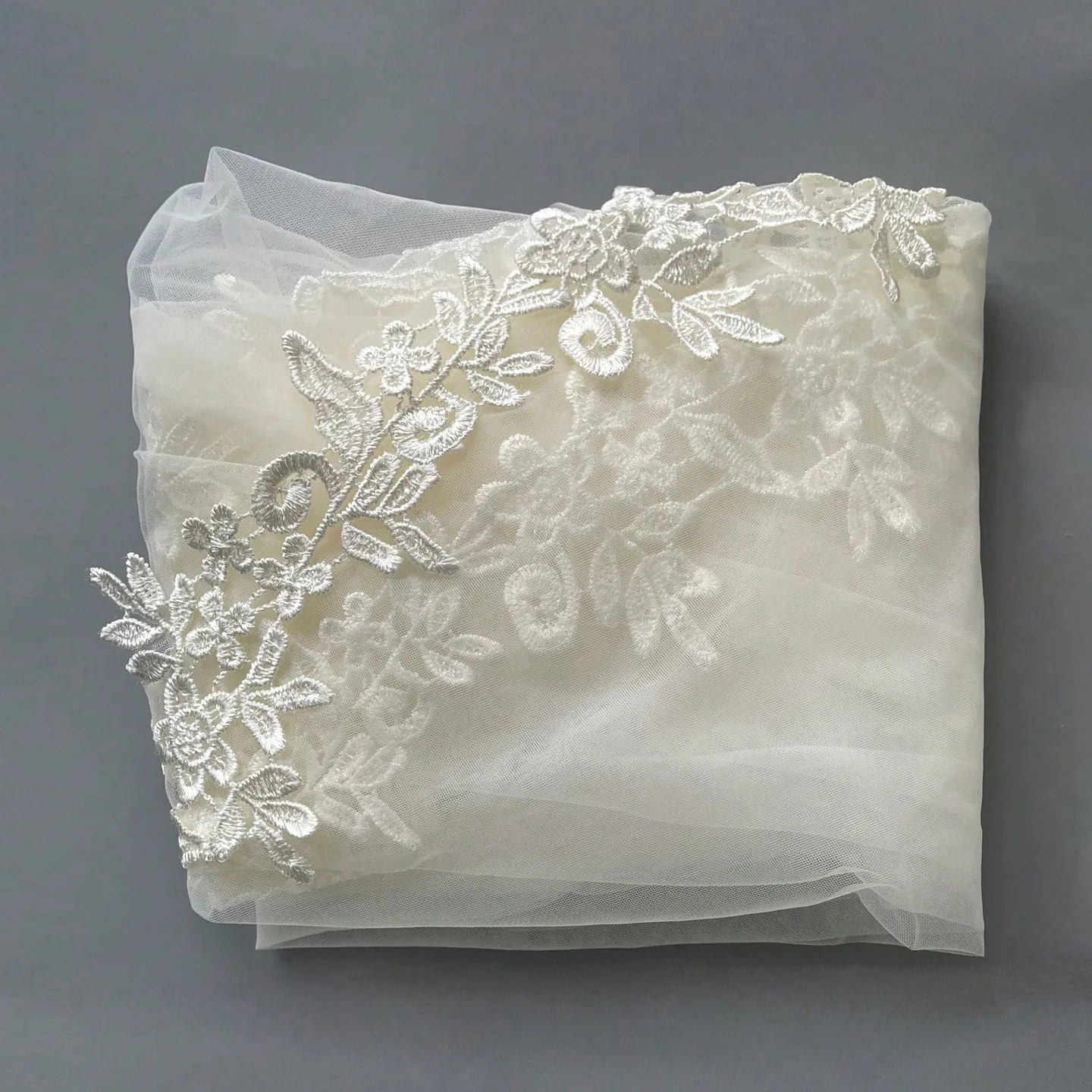 SLBRIDAL Einlagiger Spitzenblumen-Perlen-Hochzeitsschleier mit Kamm, Brautschleier, Hochzeitsaccessoires für die Braut, Hochzeitskleidung für Frauen – Detail 6