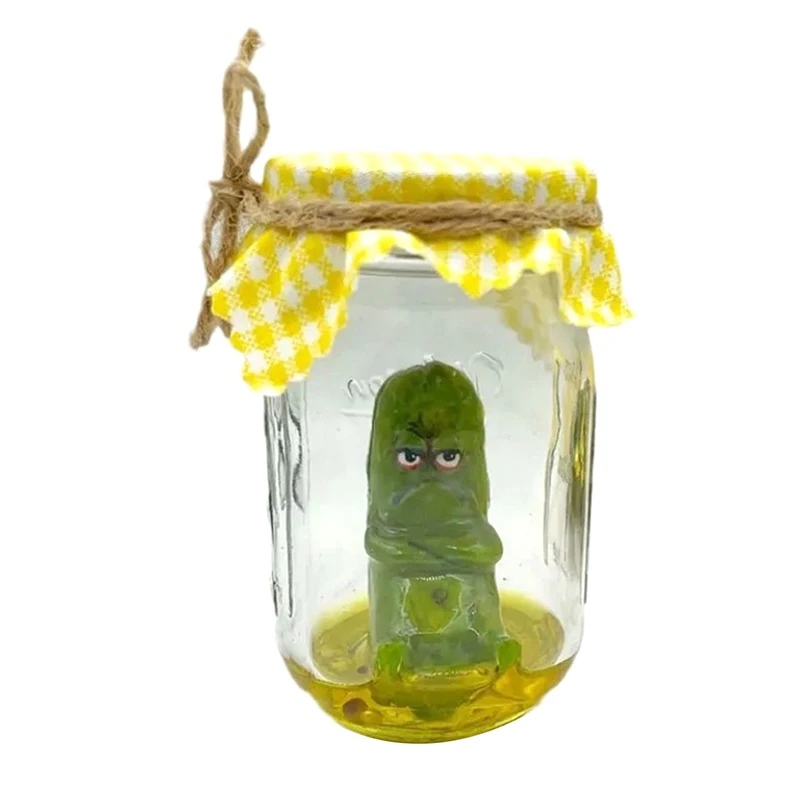 Mini picles mal-humorado em uma escultura de jarra Engraçado Aojiao Jar Pickle Display dos desenhos animados Estátua de Pickle de vidro claro criativo