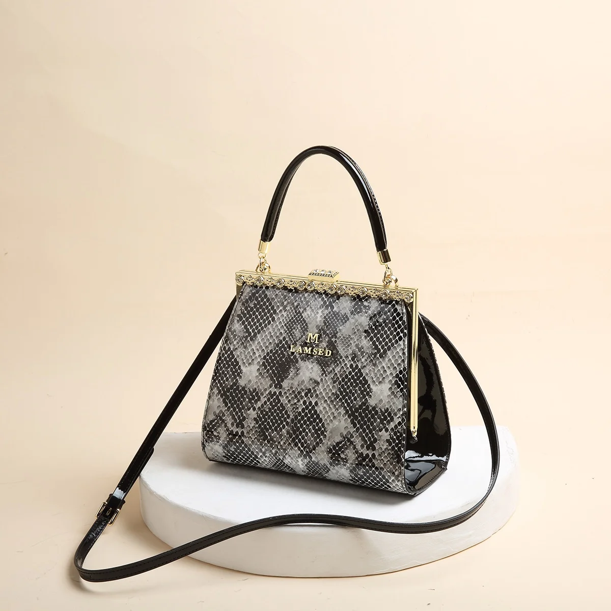 

Geometric metal clip on snake pattern design women's shoulder bag, large capacity handbag very portable, best for gift giving