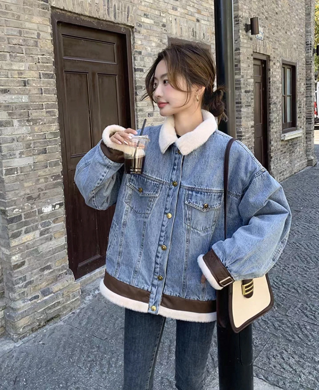 

Джинсовое пальто для женщин, темные меховые плюшевые женские осенние верхняя одежда с поясом и капюшоном, пушистые минималистичные куртки в консервативном стиле для колледжа, большие размеры