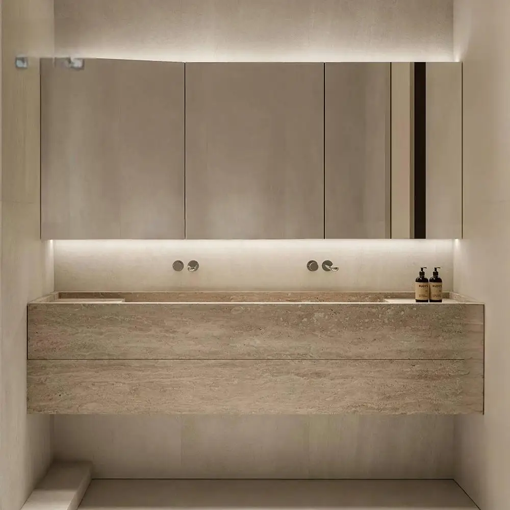 "Ensemble de coiffeuse double évier : travertin rouge italien, double robinets, lavabo profond à cadre étroit et bords résistants aux enfants - Salle de bain premium" ​