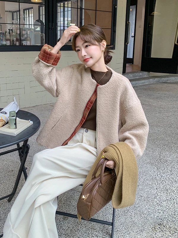 厚手の暖かい格子柄スプライシングレザーファーコート レディース秋冬新作2025 ラムベルベットジャケット 通勤スタイル