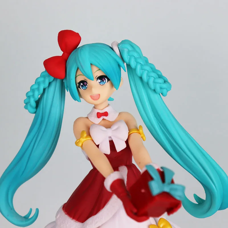 Nuevo tema navideño Hatsune Miku figura sosteniendo un regalo en la mano muñeca de decoración hecha a mano de Anime de escritorio para regalo de colección de Fans