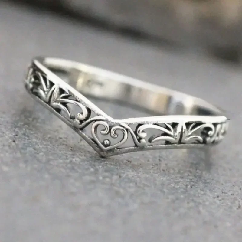 Huitan Chic V-förmigen Fingerring für Frauen aushöhlen Design antike silberne Farbe Vintage weibliche Ringe täglich tragen Retro-Schmuck