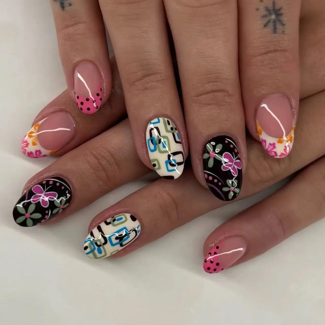 Fake Nails Retro Floral Geometric Press on Nails Nude Short Oval False Nail for Women 24pcs Reusable Acrylic Nails Daily Party
