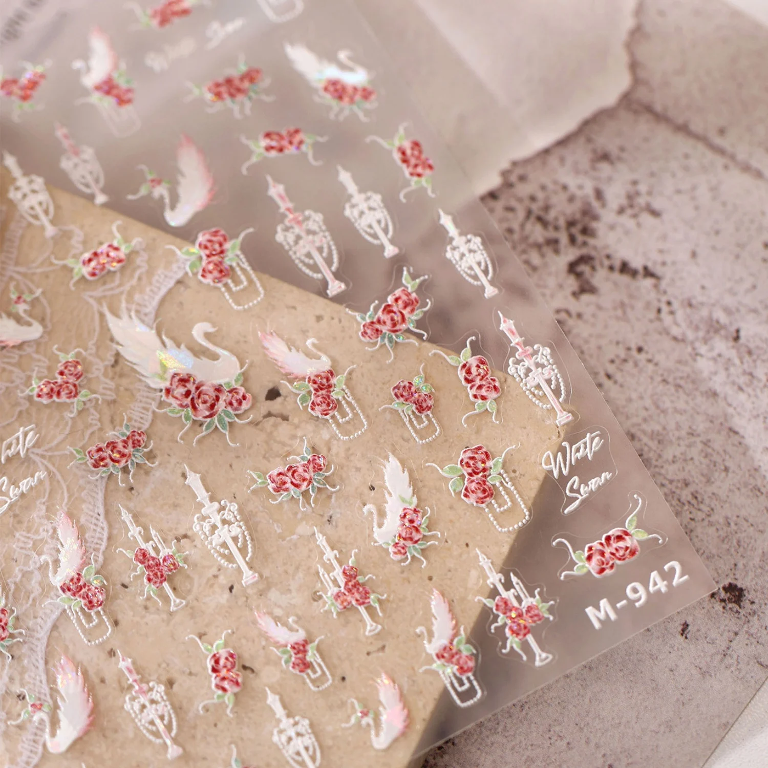 Vintage Französischer Weißer Schwan Rote Rose Stiel-Hohlkerzenhalter 5D Nagelkunst-Aufkleber Zarte Spitzenverzierung Geprägte Selbstklebende Abziehbilder