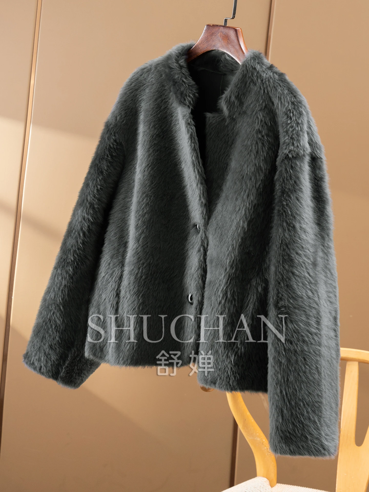 Рисунок 3 - Роскошная меховая куртка из овчины Lagon