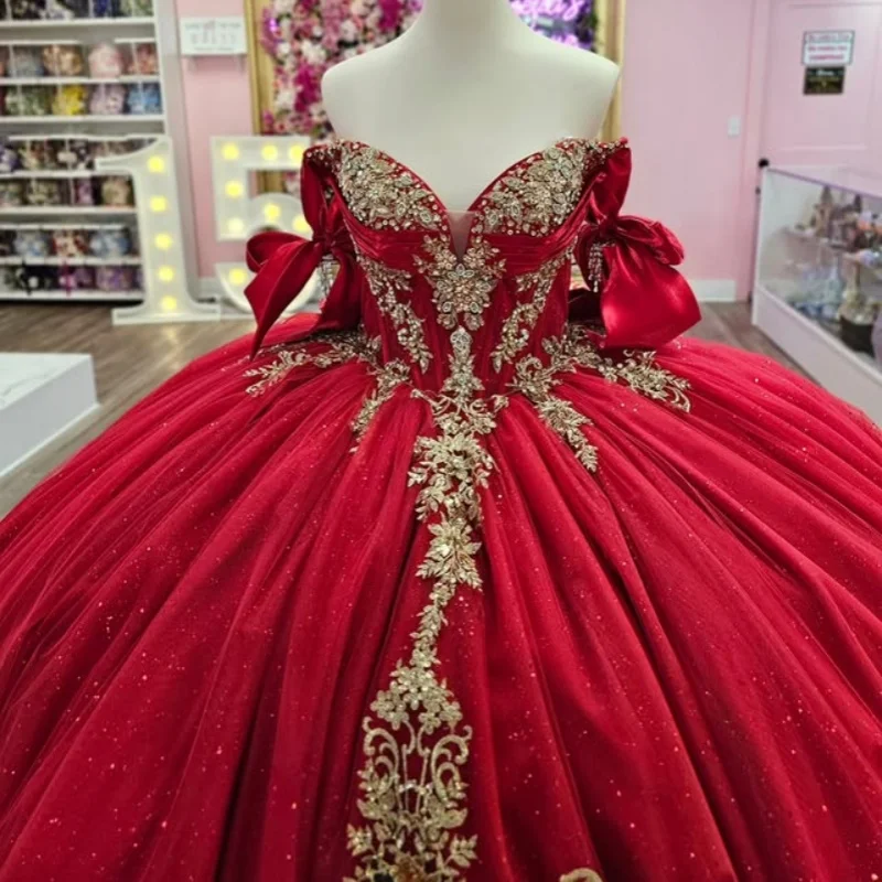 فستان Quinceanera أحمر لامع عاري الكتفين من الدانتيل طبقات ترتر ذهبي ملصق بفيونكة طويلة بذيل فيستدوس دي 15 Quinceanera  تخصيص #1