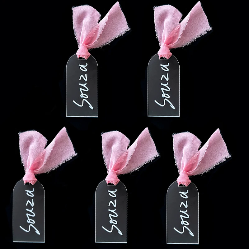 アクリルの空白のアーチ型のシートラベル,日曜大工のギフトタグ,ピンクのリボン付きの予約シート,結婚披露宴の装飾