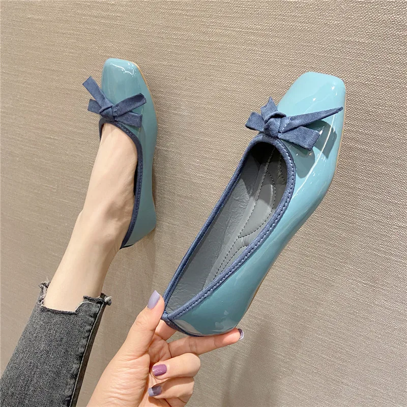 2025 الربيع والصيف موضة جديدة الضحلة ساحة تو حذاء مسطح براءات الاختراع والجلود القوس الصغير الأزرق أحذية نسائية عادية #1