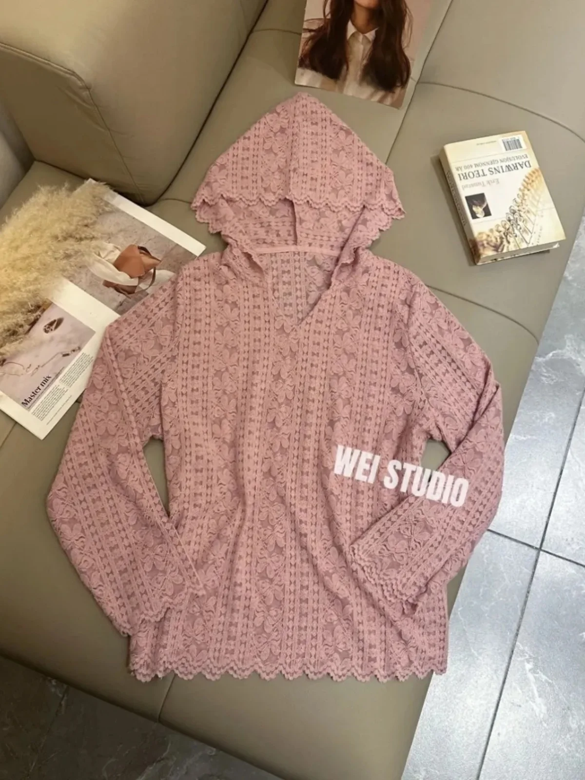 

Розовая однотонная кружевная кофта с воротником-стойкой в европейском и корейском стиле, повседневная, простая, свободного кроя, с длинными рукавами, средней длины, цельная.