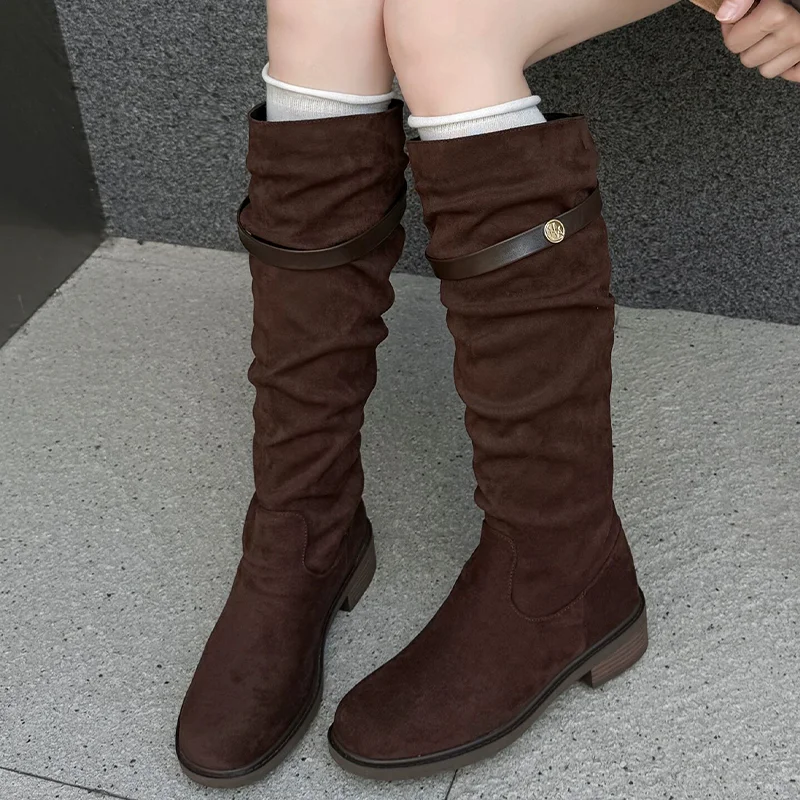 

Женские высокие сапоги. Дизайнерская замшевая обувь на каблуке. Зима 2024. Новые модные ботинки челси. Прогулочные уютные готические трендовые модельные женские сапоги.