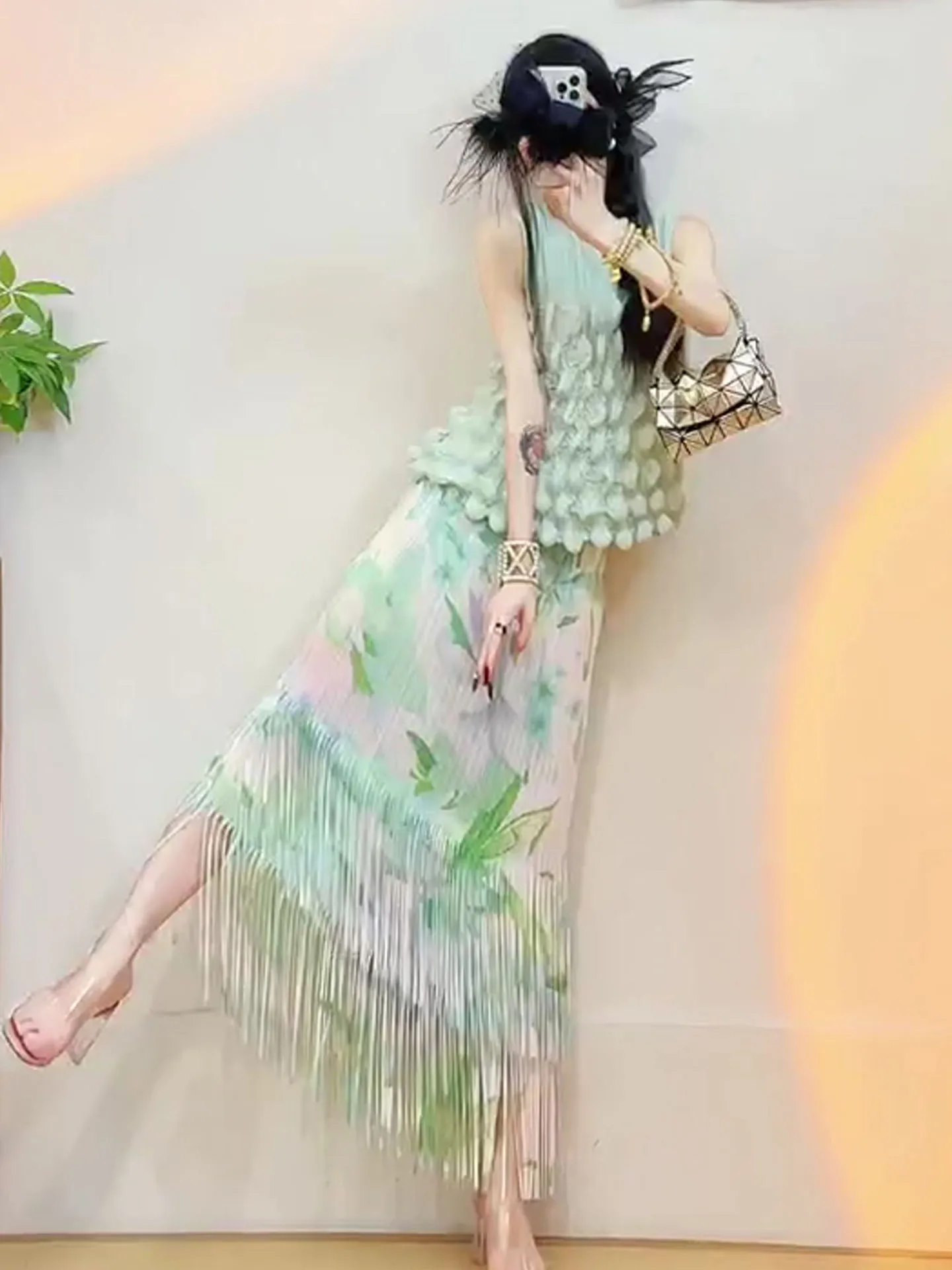 

Stunning Beautiful Summer Green Sleeveless Top Skirt Set Women's Fashion Crease Design Half-length Skirt round Neck Two-piece...