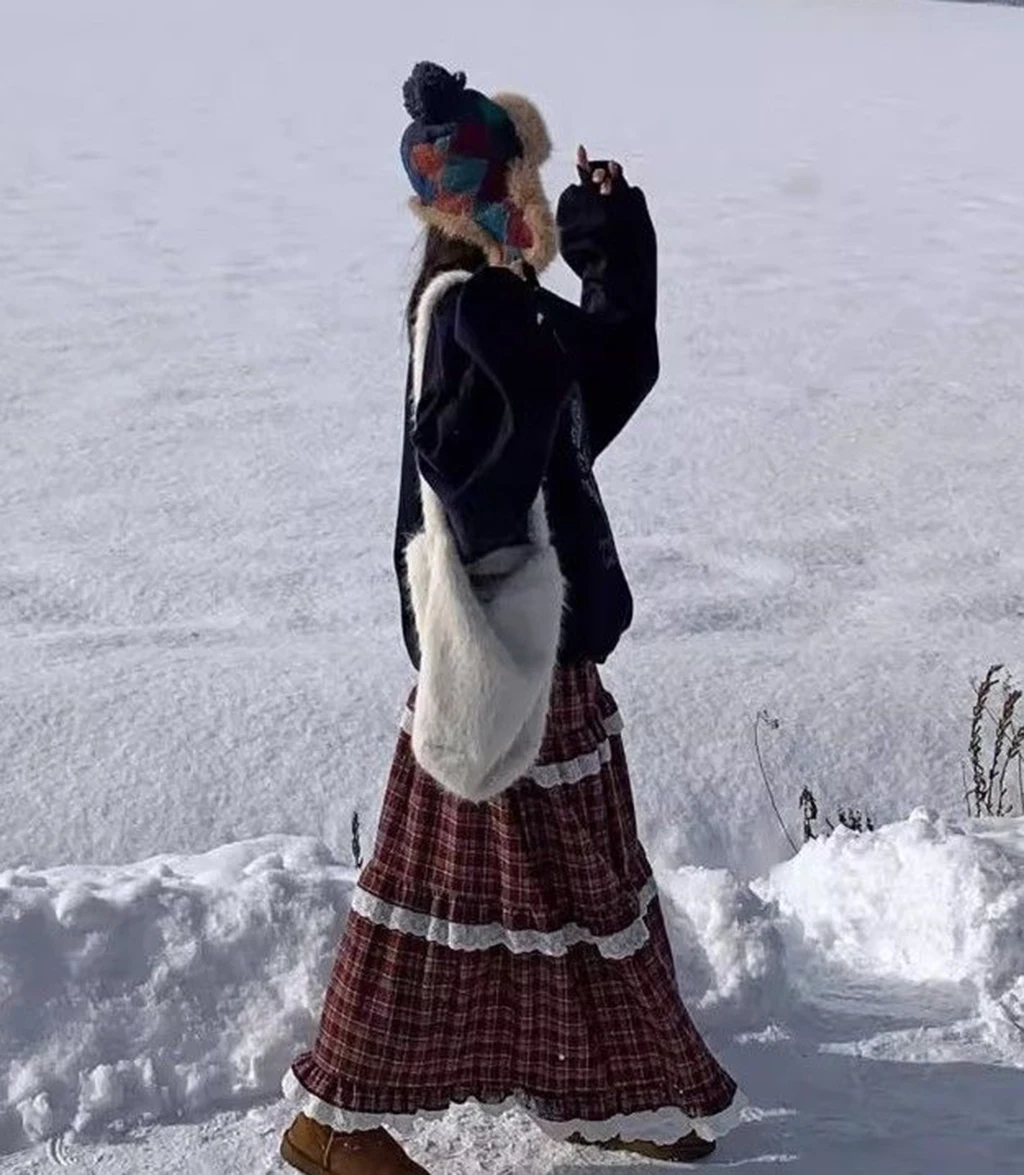 un abito a quadri rosso stile Lolita retrò, una nuova gonna dolce in pizzo plissettato a lunghezza media con linea ad A e graziosa gonna a pieghe a torta