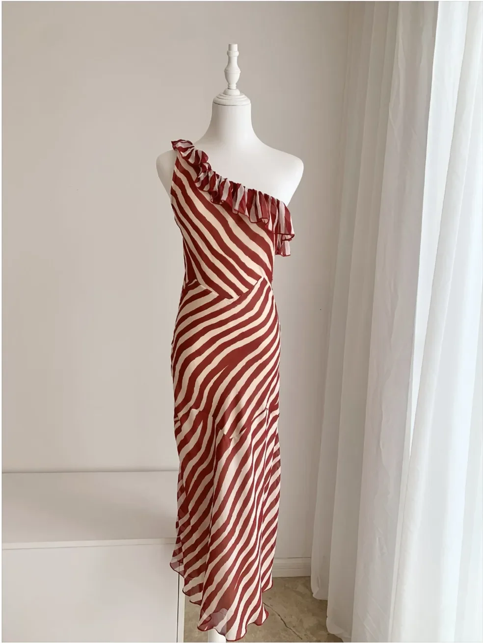 

Women Striped Dress Ruffles Spliced Diagonal Collar Sleeveless Slim Ladies 100% Silk Midi Robe