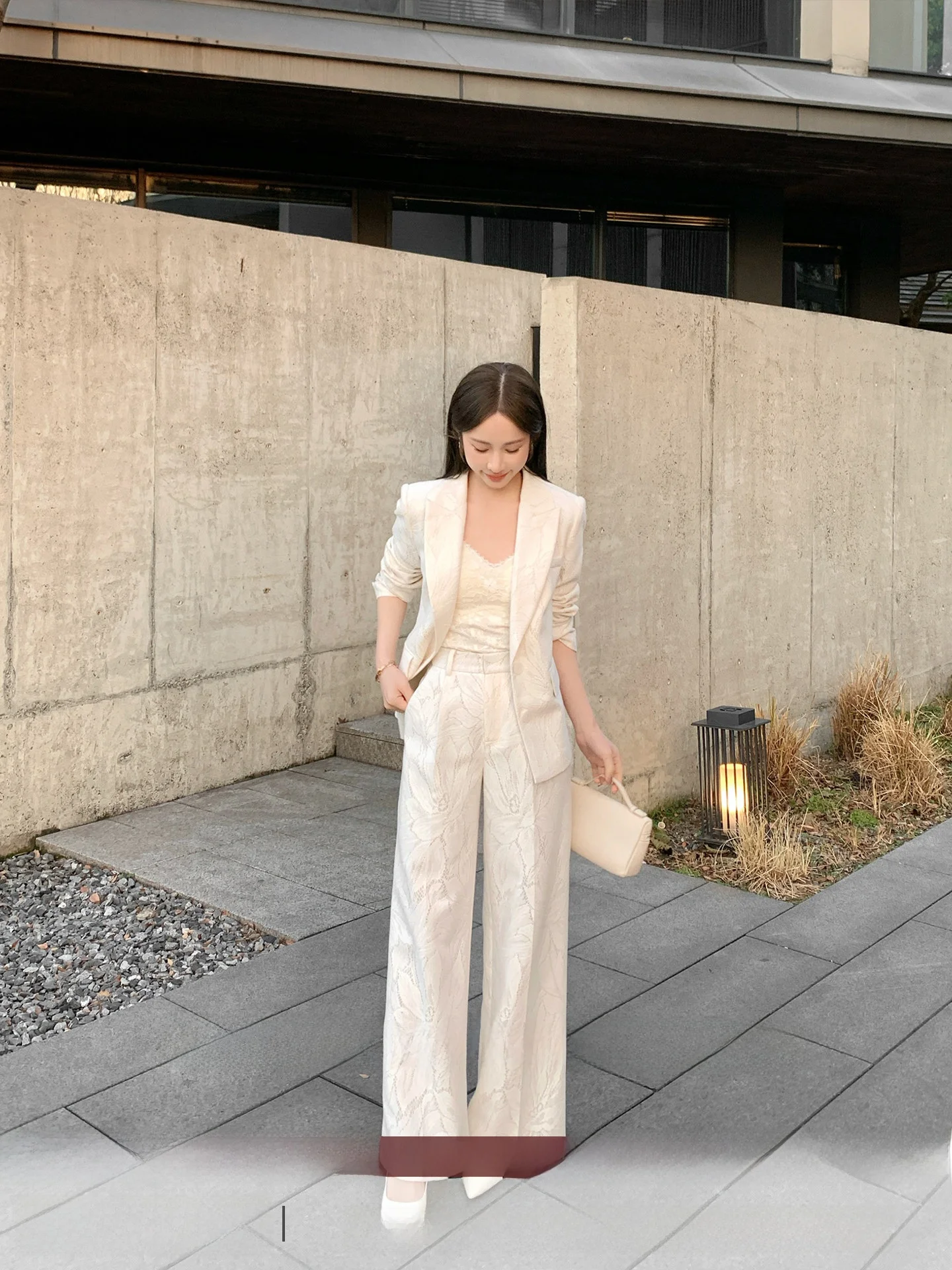 pantaloni-da-donna-a-gamba-dritta-e-larga-a-vita-alta-colore-marrone-chiaro-taglia-piccola-con-dettagli-romantici-nuovi-per-la-primavera-2026-in-pizzo-stile-tailleur