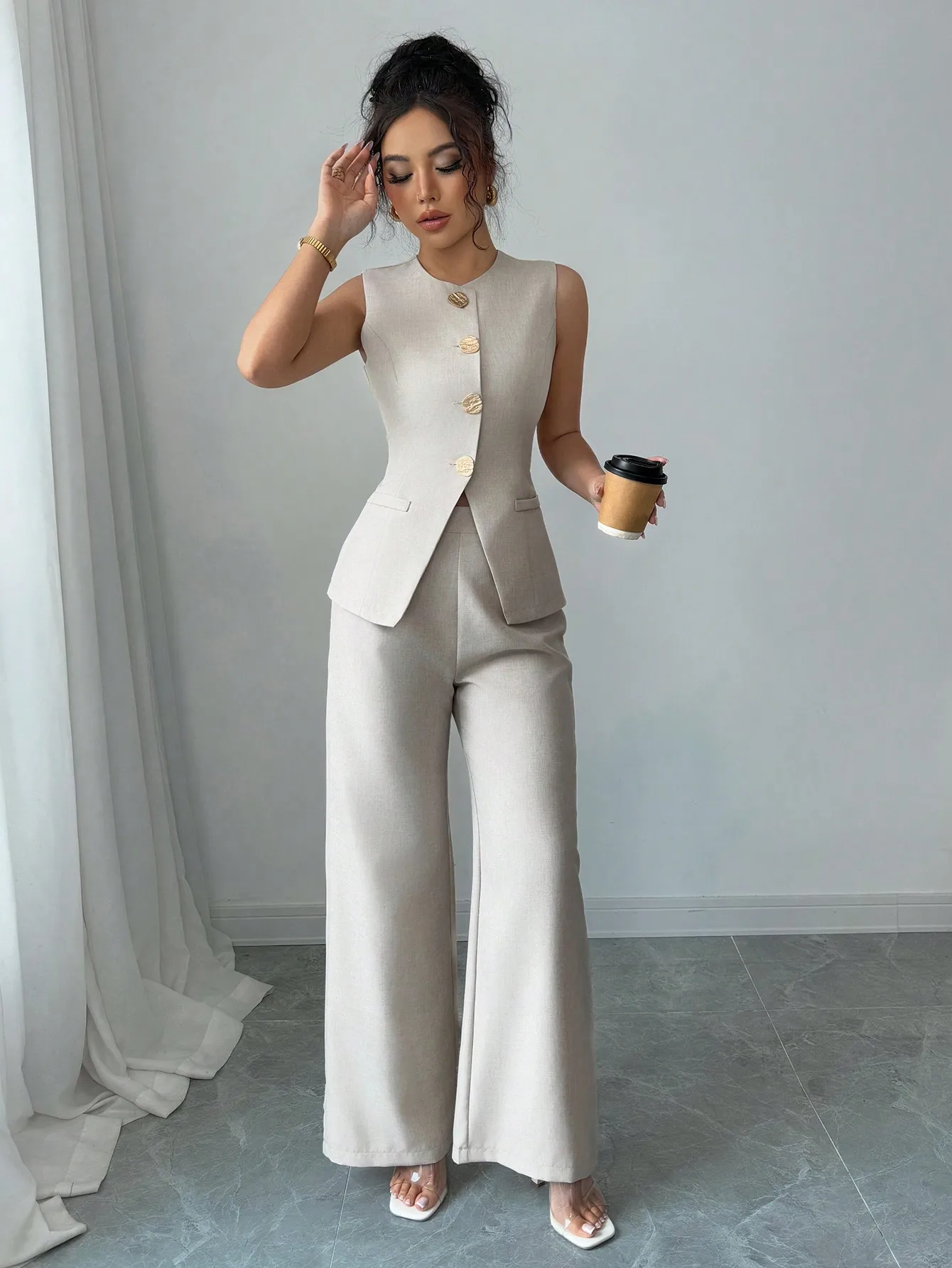 Conjunto Feminino Elegante de Colete Sem Mangas com Botões e Calças de Perna Larga para Escritório ou Uso Casual