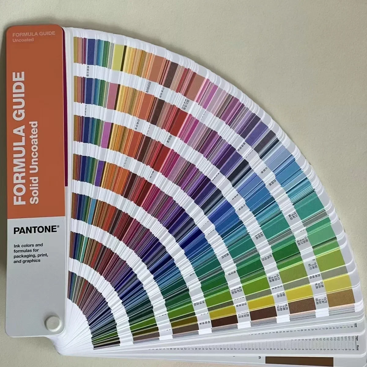 PANTONE PMS PANTONE International Standard Color Card Printing GP1601B Paint Paint Color Chip of 2390 Colors