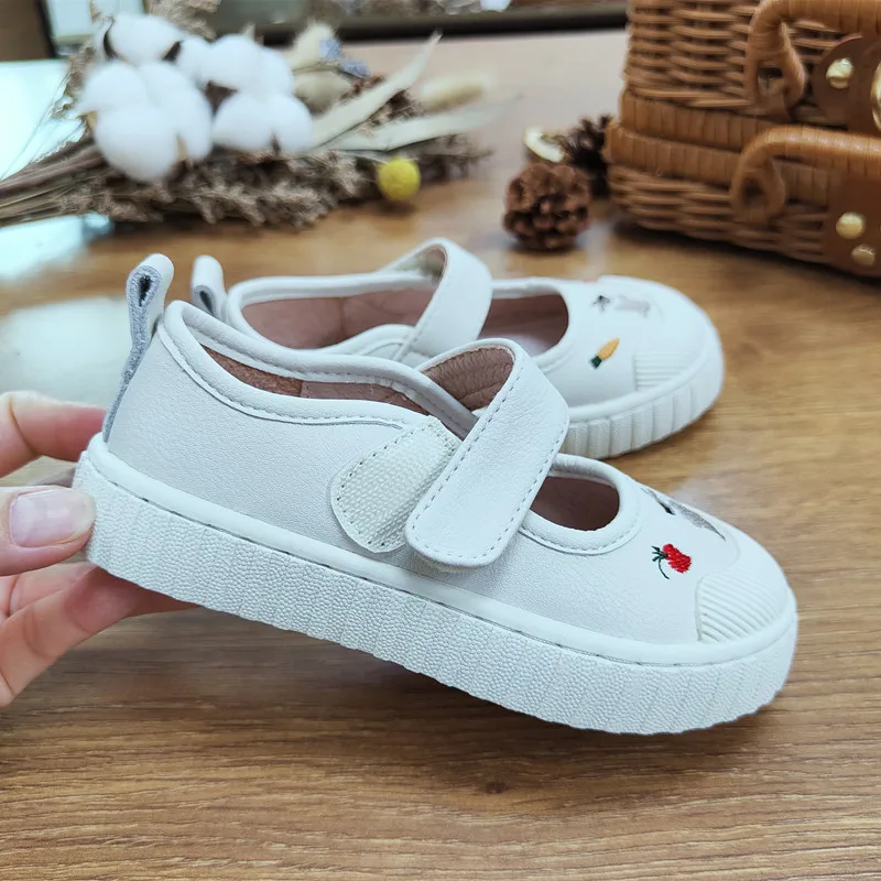 Petites chaussures blanches brodées pour filles, respirantes, en cuir, pour enfants, nouvelle collection été 2024