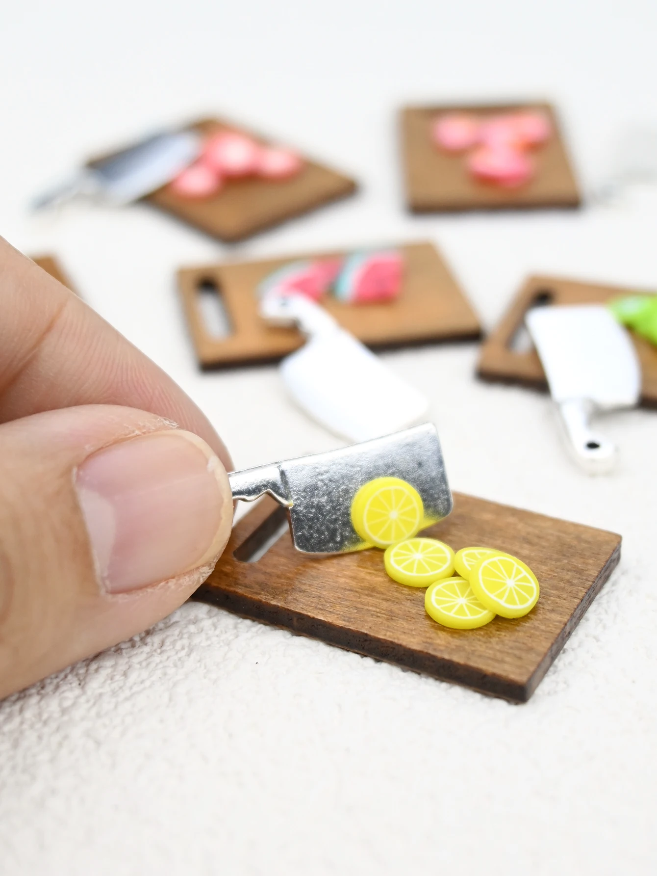 A Miniature Fruit Cutting Scene Decoration, Miniature Lemon Slices, Miniature Tomato Slices, Miniature Strawberry Slices, Miniature Fruits, Dollhouse, Dollhouse Accessories, Miniature Food Toys, Photography Props, Mini