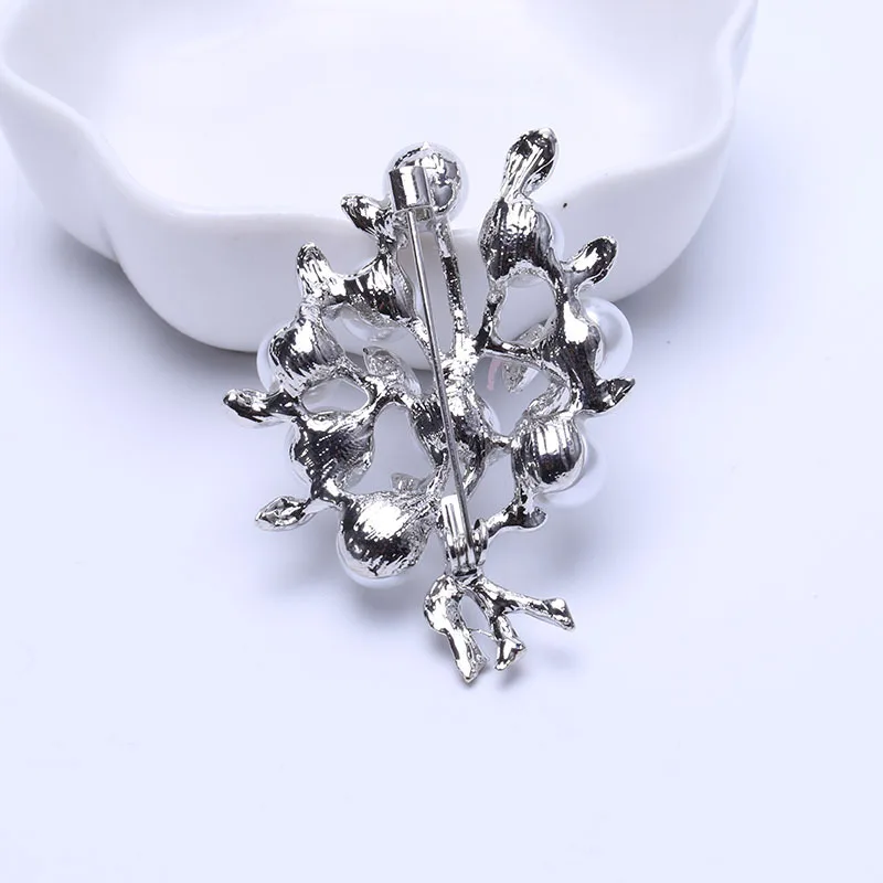 Hot Selling European And American Fashion Pearl Brooch High-Grade Alloy Women's Versatile Clothing Corsage Pin Spot