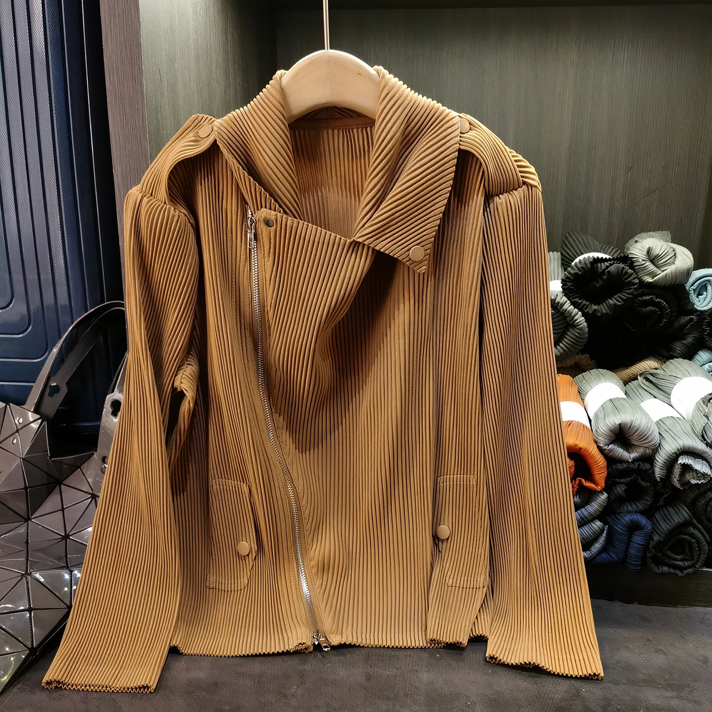 Miyake Autumn and Winter 2025 Retro Fried Street Biker Large Lapel Solid Color Jacket Female Casual Jacket Zipper Long-sleeved