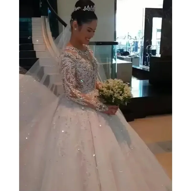 カスタマイズされた中国のオーダーメイドデザイン、お客様の写真に合わせてカスタマイズされた純白の花嫁のウェディングドレス2023