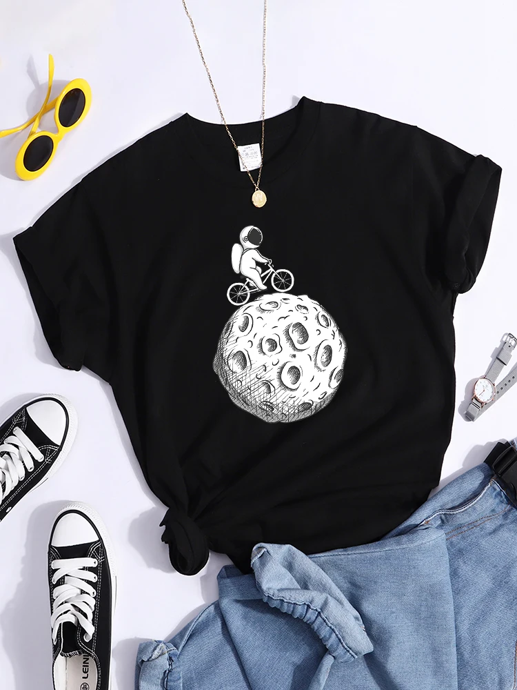 Astronaut Around The Moon women's Tees Shirts Fashion Breathable Clothing Breathable T-shirt Harajuku Tops Summer Women T Shirt