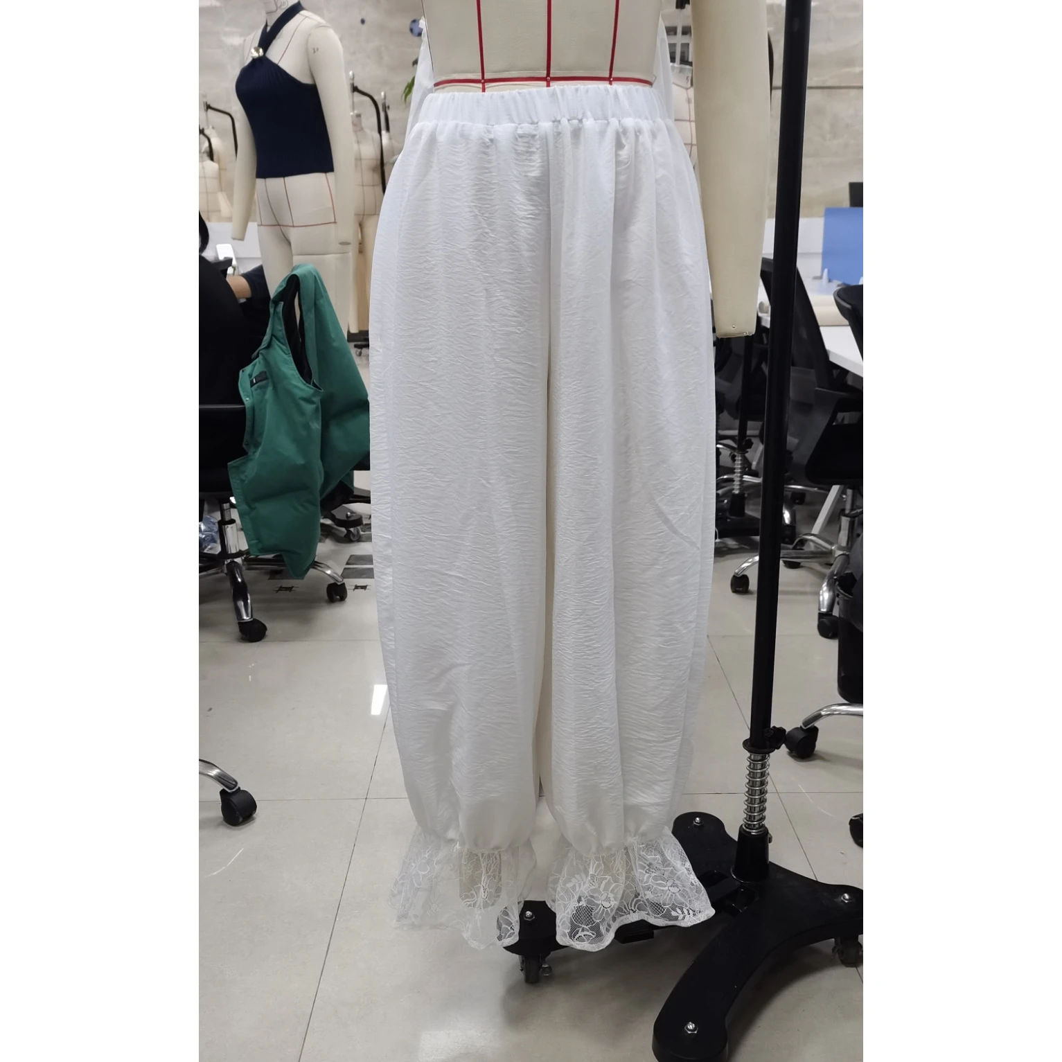 

Элегантные женские брюки-фонарики с кружевной вставкой, коллекция 2025, однотонные лоскутные базовые шаровары