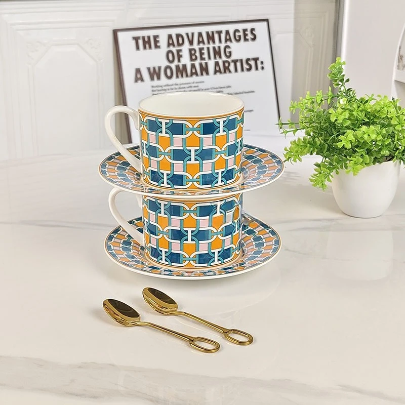 European Retro Bone China Coffee Cup And Saucer With Spoon Set Afternoon Tea Couple Cup Gift