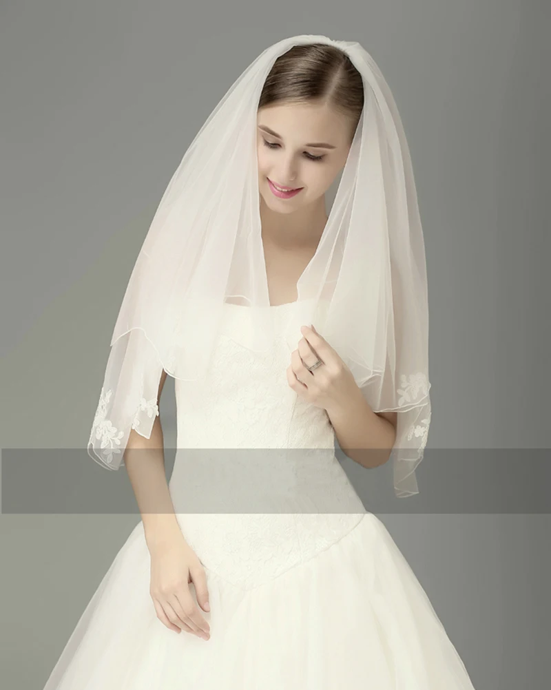 2ชั้นวัสดุนุ่มสั้น Appliqued Lace Wedding Veil ขอบดินสอสีขาวงาช้างเจ้าสาว