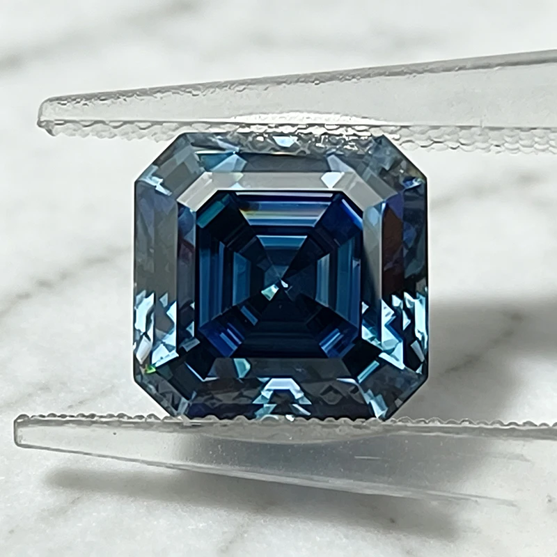 Moissanit-Stein im Asscher-Schliff, saphirblauer, im Labor gezüchteter Edelstein für Schmuckherstellung, besteht den Diamanttest mit Zertifikat. – Detail 5