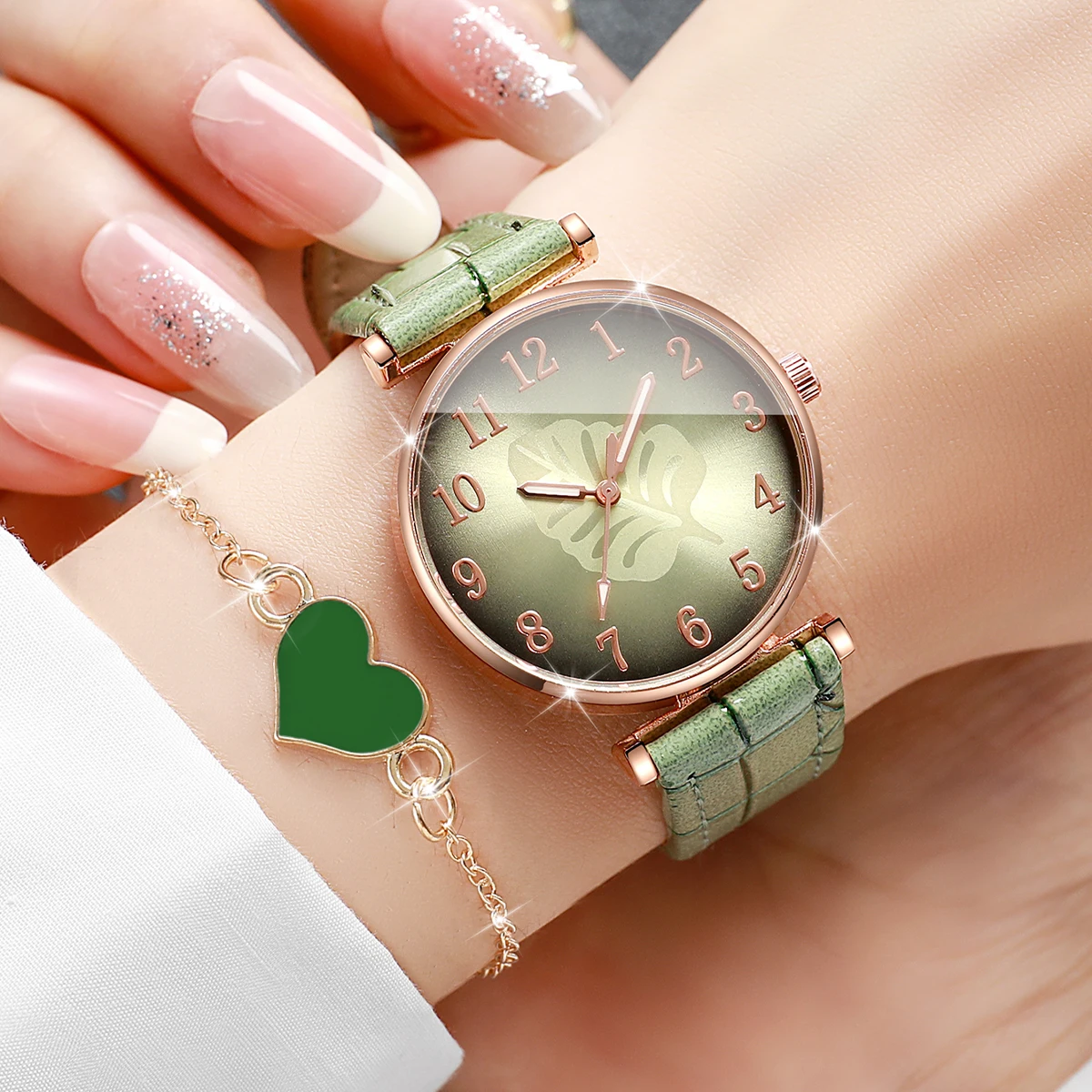 

Набор из 2 часов: модные женские часы с циферблатом в виде листа, элегантный кожаный ремешок, кварцевые часы для женщин, комплект с браслетом в виде сердца (без коробки)