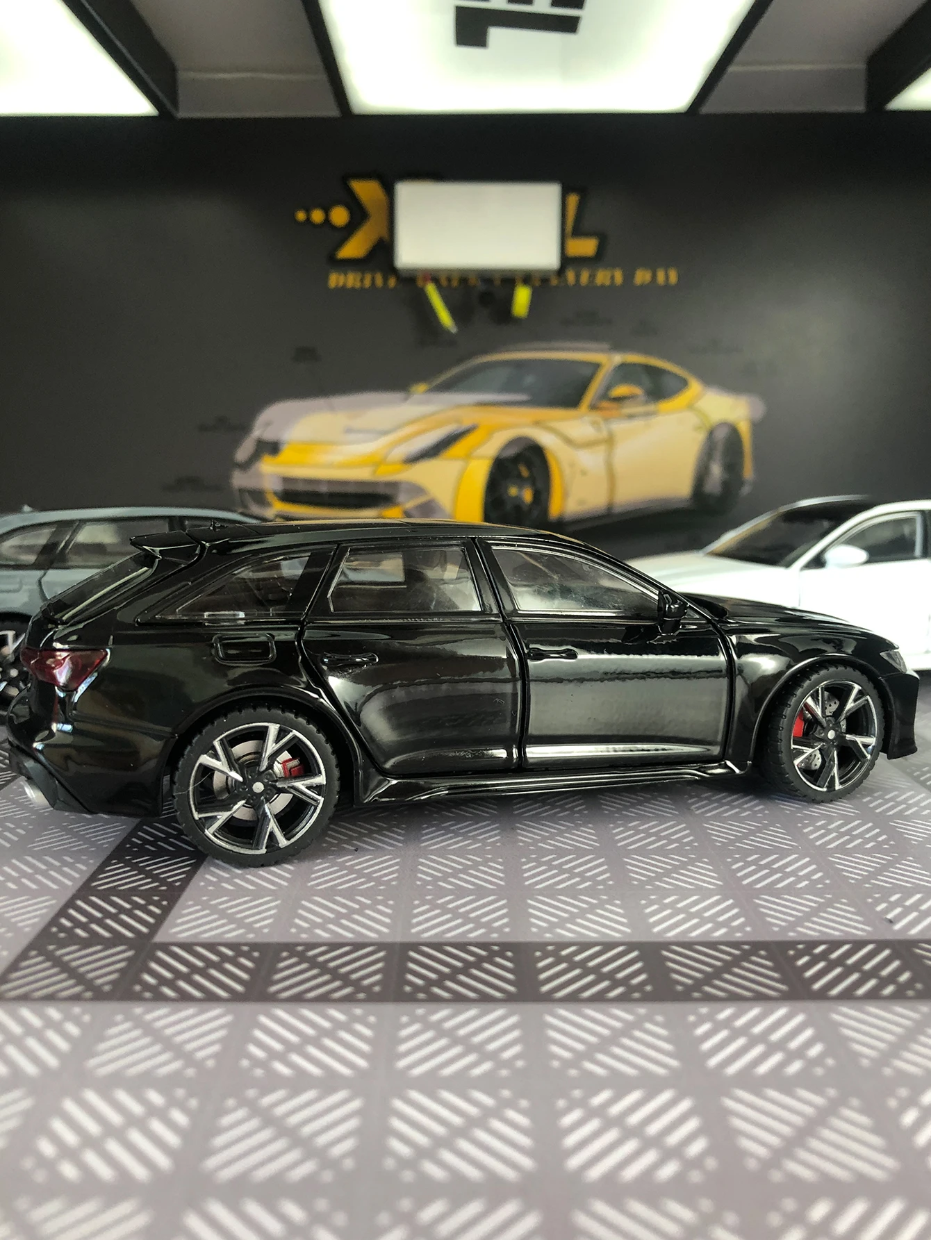 Une voiture de sport Wagon 1:32, modèle de voiture jouet en alliage moulé sous pression avec portes ouvrantes, une voiture cadeau pour enfants