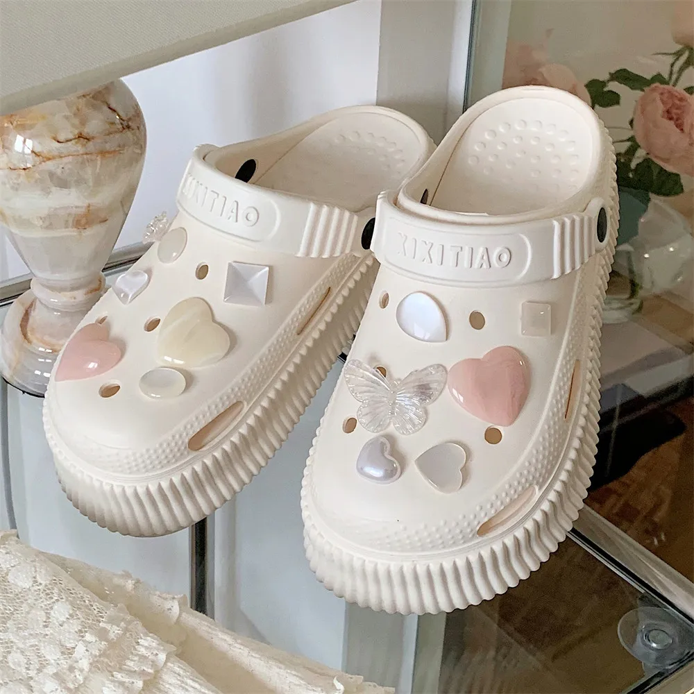 Sepatu berongga sol tebal EVA baru musim panas 2023 untuk wanita memakai sepatu sol lunak ditinggikan cinta DIY warna polos dua pakaian sandal rumah