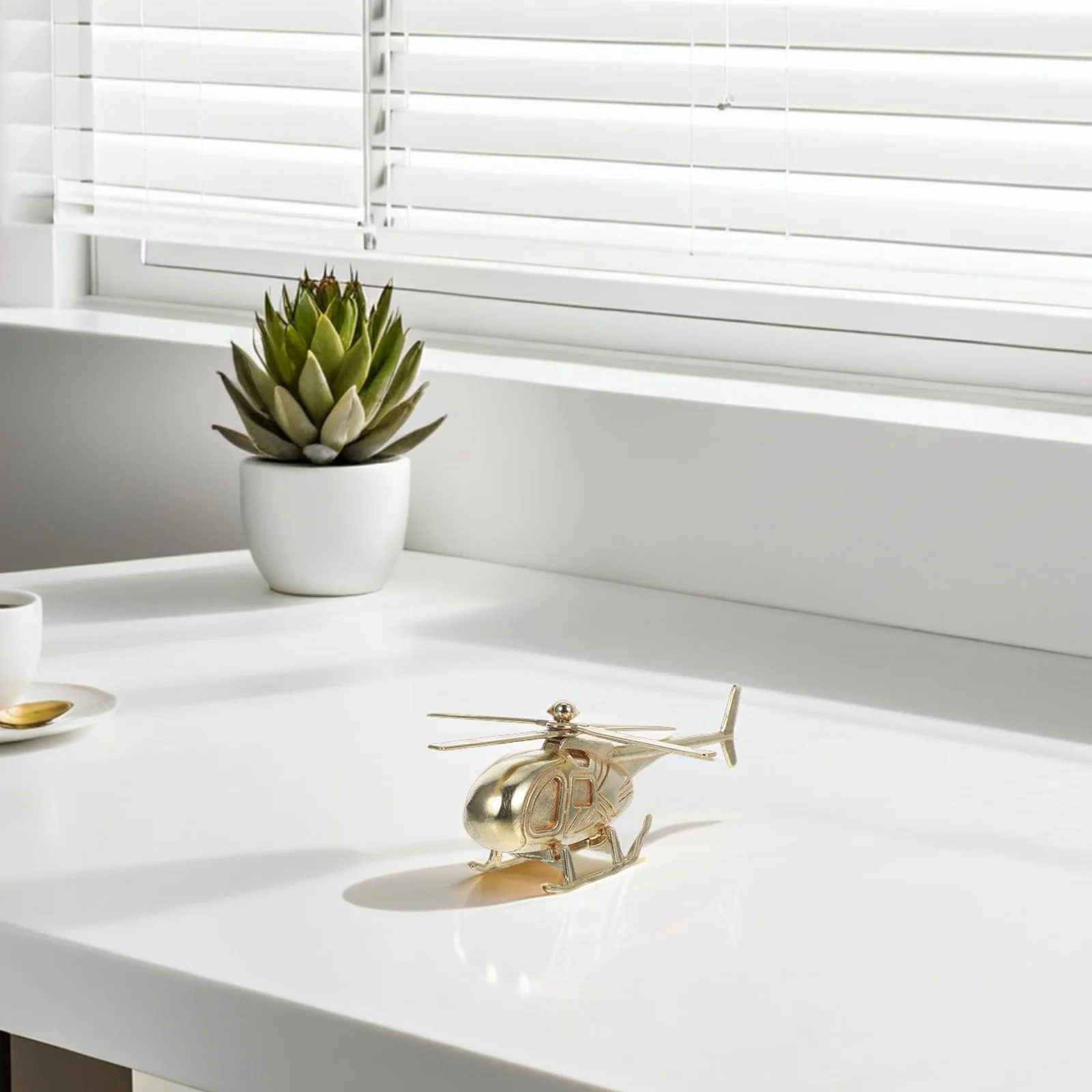 Miniaturowy mosiężny helikopter, statuetka w stylu vintage, retro dekoracja na półkę biurową, metalowy model samolotu.